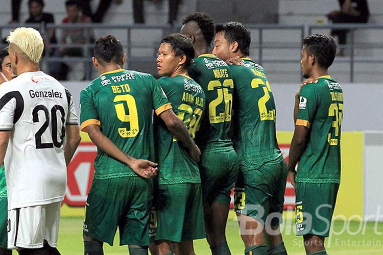 Gelandang Sriwijaya FC, Adam Alis (tengah), saat tampil melawan Madura United pada babak penyisihan Piala Gubernur Kaltim 2018 Grup B di Stadion Batakan Balikpapan, Kalimantan Timur, Senin (26/02/108) sore.