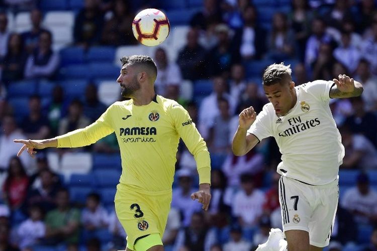 Alvaro Gonzalez dan Mariano Diaz berduel di udara dalam pertandingan Real Madrid vs Villarreal dalam lanjutan Liga Spanyol di Stadion Santiago Bernabeu, 5 Mei 2019. 