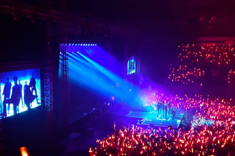 Baru 30 Menit Beraksi, iKON Panaskan Tennis Indoor Senayan