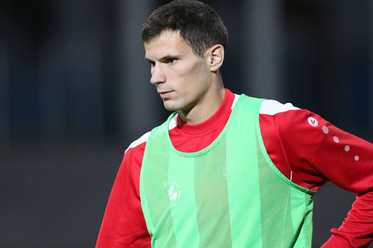 Bruno Boban, pemain tim divisi tiga Liga Kroasia, Marsonia meninggal di tengah lapangan setelah menerima tendangan keras di dada.