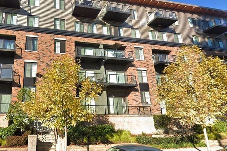 Bangunan Apartemen Redmond, Seattle, tempat insiden bayi usia 20 bulan terjatuh dari jendela lantai enam.