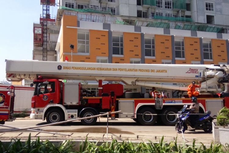Satu unit mobil tangga pemadam milik Dinas Pemadam Kebakaran dan Penyelamatan DKI Jakarta yang disiagakan di lokasi kebakaran di Apartemen Cinere Bellevue, Depok, Kamis (6/10/2017).