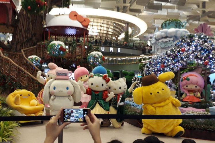 Hello Kitty and friends dalam Sanrio family tampil di Changis Mystical Garden, Terminal 3 Bandara Changi, Singapura, Jumat (17/11/2017).