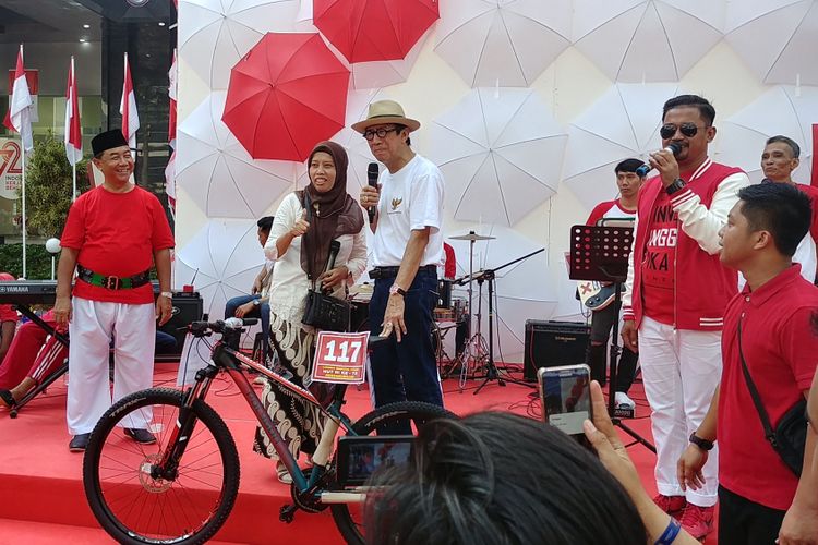 Menteri Hukum dan HAM Yasonna H Laoly memberikan sepeda kepada pegawai Kemenkumham yang berhasil menjawab kuis darinya. Acara berlangsung di Kantor Kemenkumham, Jakarta, Sabtu (19/8/2017).