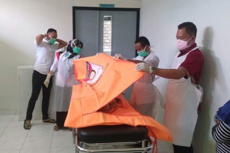 Jenazah Rusminah (80) ketika berada di rumah sakit Besemah Pagaralam, Sumatera Selatan. Rusminah ditemukan tinggal tulang, usai dikabarkan hilang selama 12 hari terakhir, Rabu ( 26/9/2018).