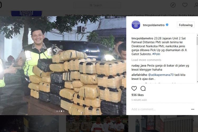 Paket ganja yang dibawa dengan mobil pikap dan dihentikan polisi saat melintas di Jalan Gatot Soebroto, Jakarta, Senin (25/9/2017) malam.