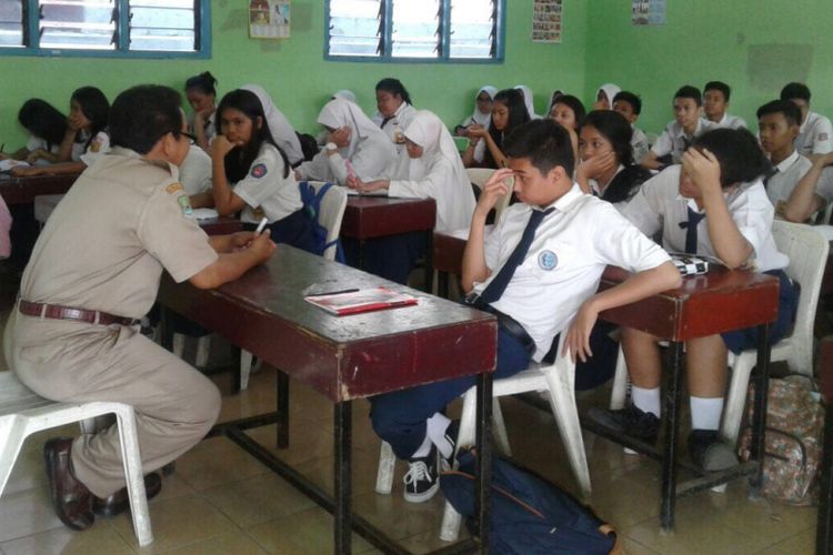 Sebanyak 72 siswa di Kota Bekasi, Jawa Barat, tak bisa mengikuti proses belajar di SMAN 10 Kota Bekasi, Selasa (8/8/2017). 