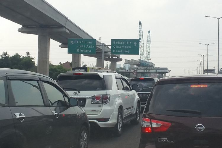 Kepadatan lalu lintas terlihat di Km 9, yang di sisi luarnya terdapat Gerbang Tol (GT) Cikunir 4, Sabtu (16/6/2018) siang.