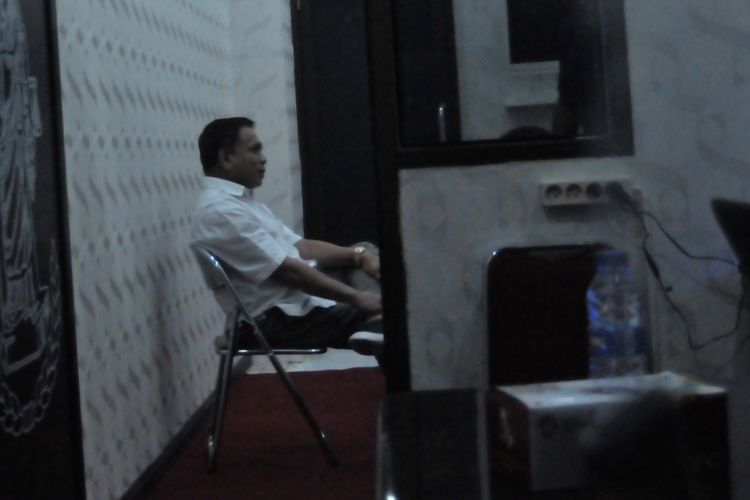 Gubernur Aceh Irwandi Yusuf duduk di salah satu ruangan Direktorat Reserse Kriminal Khusus Polda Aceh di Banda Aceh, Aceh, Selasa (3/7/2018). KPK telah mengamankan 10 orang di antaranya dua kepala daerah di Provinsi Aceh.