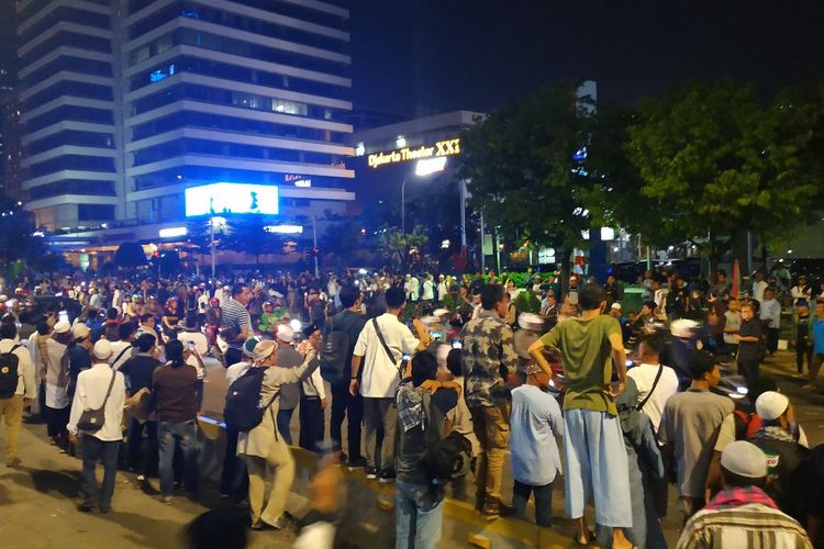 Sejumlah orang yang merupakan bagian peserta aksi unjuk rasa di depan kantor Bawaslu masih bertahan di depan Sarinah, Jakarta Pusat, Selasa (21/5/2019) malam, meski demontrasi rasa telah bubar. Mereka sempat memprovokasi polisi dengan melancarkan sorakan dan teriakan.
