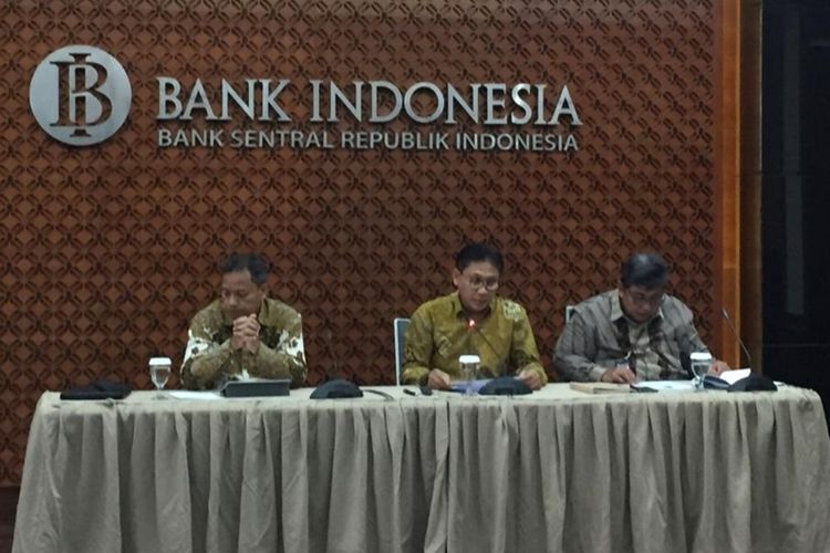 Direktur Eksekutif Departemen Kebijakan Sistem Pembayaran BI, Pungky P. Wibowo (kanan) memberi keterangan dalam konferensi pers di Gedung BI, Jakarta, Jumat (20/8/2019).
