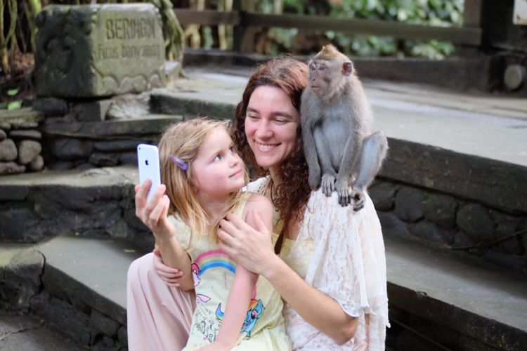 Wisatawan dan monyet di Monkey Forest, Ubud, Gianyar, Bali.