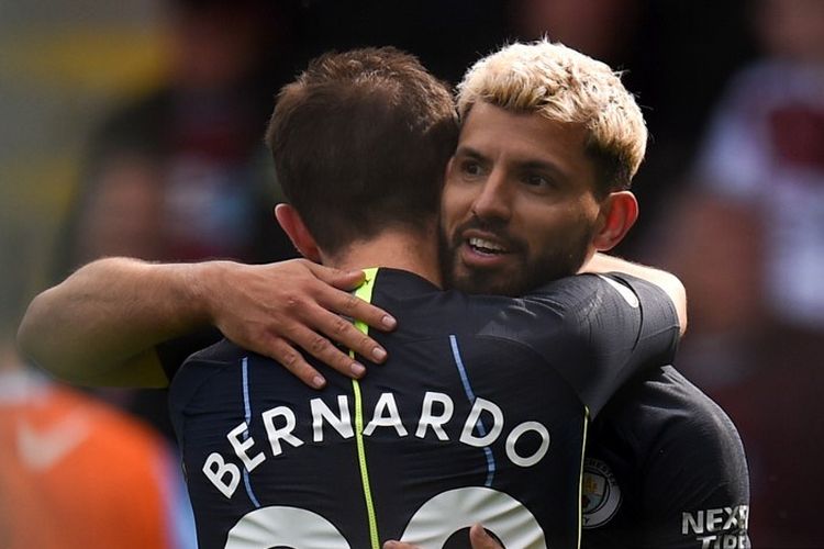 Bernardo Silva merayakan gol Sergio Aguero pada pertandingan Burnley vs Manchester City dalam lanjutan Liga Inggris di Turf Moor, 28 April 2019. 