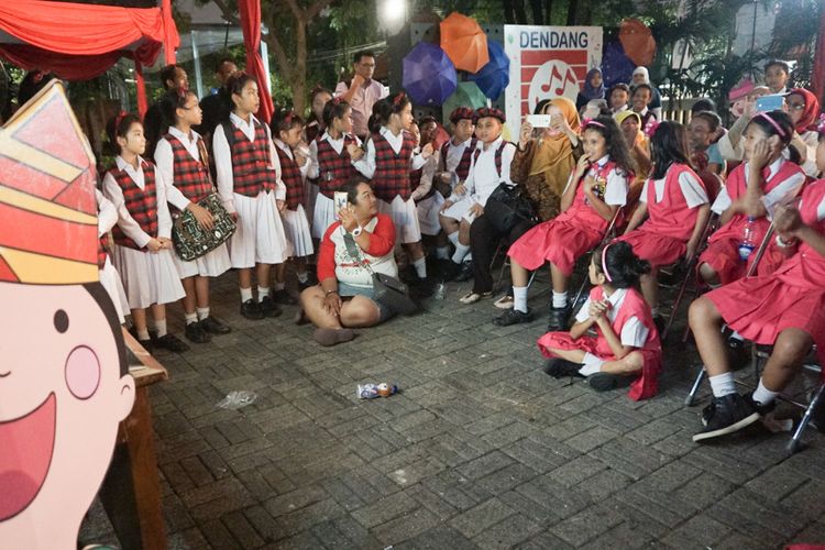 Suasana tegang para peserta saat mendengar pengumuman sekolah mana yang akan maju ke babak final Lomba Paduan Suara Dendang Kencana 2017 di Bentara Budaya Jakarta, Pal Merah Selatan, Jakarta Pusat, Jumat (27/10/2017).