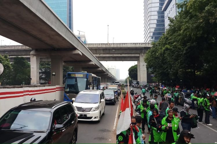kemacetan terjadi di sepanjang jalan Rasuna Said, Jakarta Selatan. Kemacetan terjadi lantaran aksi demo yang di gelar driver Gojek di depan Gedung Kedutaan Besar Malaysia, Rabu (3/9/2019)