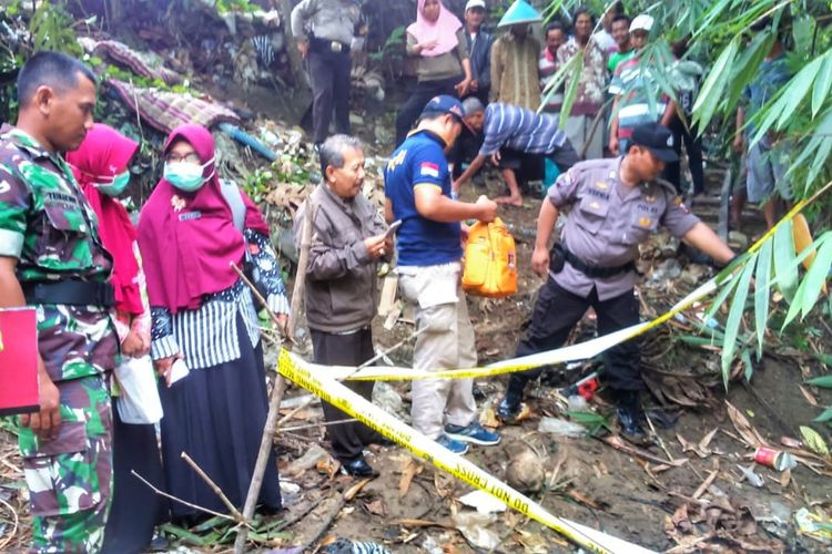 Polisi mengecek lokasi penemuan bayi di Sungai Sedati Desa Klapasawit Kecamatan Buluspesantren Kabupaten Kebumen, Jawa Tengah, Kamis (9/5/2019)