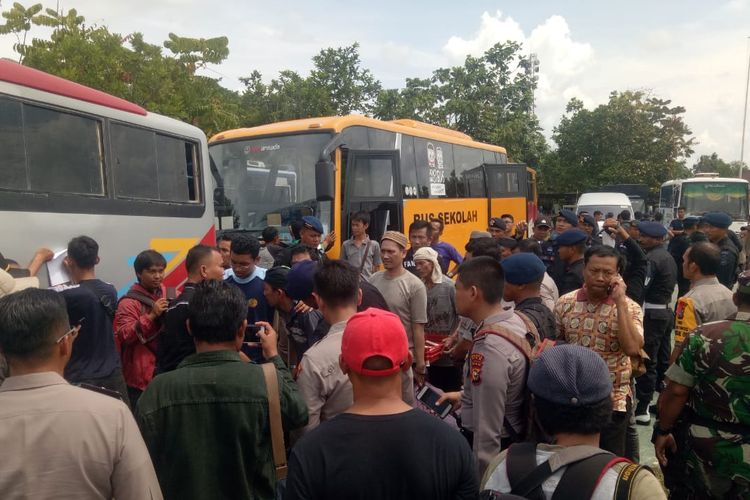 Petugas kepolisian memindahkan sejumlah tahanan setelah kerusuhan yang terjadi di Rutan kelas IIB siak Sri Indrapura, Riau, Sabtu (11/5/2019).