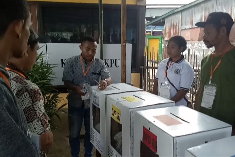 Petugas di Tempat Pemungutan Surat (TPS) 16 di Kelurahan Wosi, Distrik Manokwari Barat, yang sedang membuka kota surat suara, Rabu (17/4/2019).