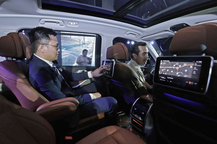 Penampakan interior di kabin tengah mobil BMW X7 saat peluncurannya di Jakarta, Senin (15/7/2019). BMW X7 xDrive40i Pure Excellence berjenis SUV (sport utility vehicle) yang dibekali mesin 3.0 liter enam silinder BMW TwinPower Turbo itu resmi meluncur di Indonesia dengan harga Rp2,399 miliar (off the road).