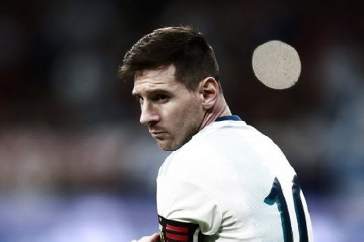 Lionel Messi merapikan ban kaptennya jelang pertandingan Argentina vs Venezuela di Stadion Wanda Metropolitano, 22 Maret 2019. 