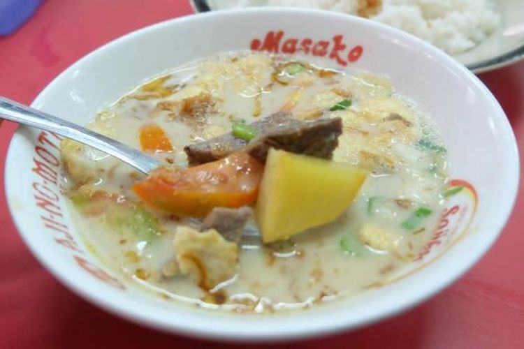 Soto Betawi Afung di Gang Gloria, Glodok, Pancoran, Jakarta Barat, berisi daging sapi, tomat, dan kentang. 