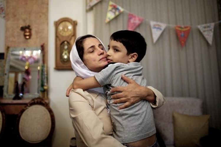 Pengacara dan aktivis HAM Iran, Nasrin Sotoudeh memeluk putranya Nima di kediamanannya di Teheran setelah dibebaskan dari penjara pada Rabu (18/9/2013). Bersama Sotoudeh, belasan tahanan politik juga dibebaskan.
