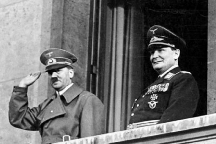 Adolf Hitler dan Hermann Göring di balkon Chancellery, Berlin, Jerman, 16 Maret 1938. 
