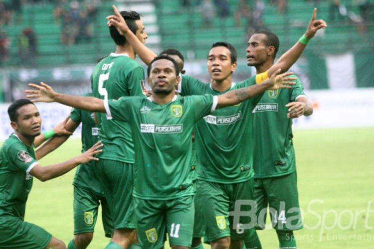 Penyerang Persebaya Surabaya, Ferinando Pahabol, merayakan golnya seusai membobol gawang PS TNI pada pertandingan Grup C Piala Presiden 2018, Kamis (18/1/2018).