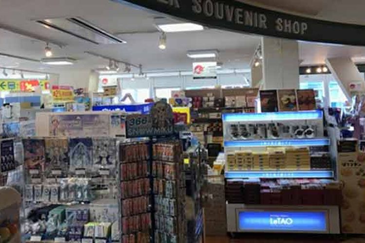 Toko oleh-oleh di lantai tiga menara televisi Sapporo, Jepang, ini terdapat souvenir shop yang menjual berbagai oleh-oleh khas Hokkaido.