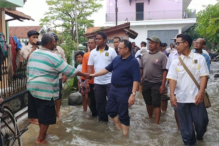Sudirman Said bersalaman menyapa warga terdampak banjir di Dukunturi, Margadana Kota Tegal, Jawa Tengah.