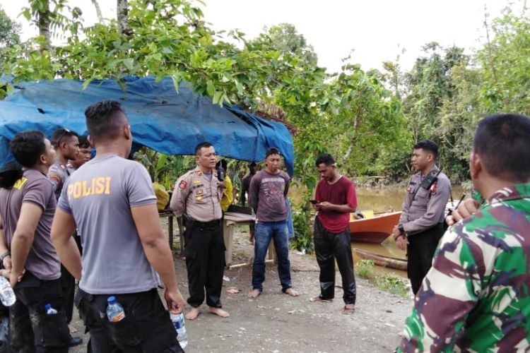 Kapolsek Mimika Timur Iptu J. Limbong saat memberikan arahan saat melakukan razia pabrik miras tradisional di dalam hutan, Kamis (20/9/2018)