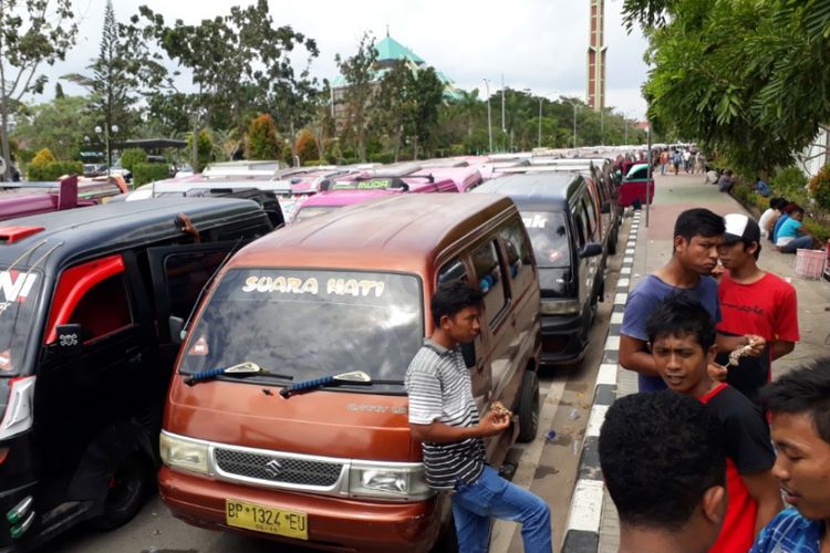 Puluhan Angkot yang tergabung dalam Persatuan Supir Metro Trans mendatangi Pemkot Batam. Mereka menuntut taksi daring tidak melintasi atau masuk dalam trek Batuaji-Sagulung.