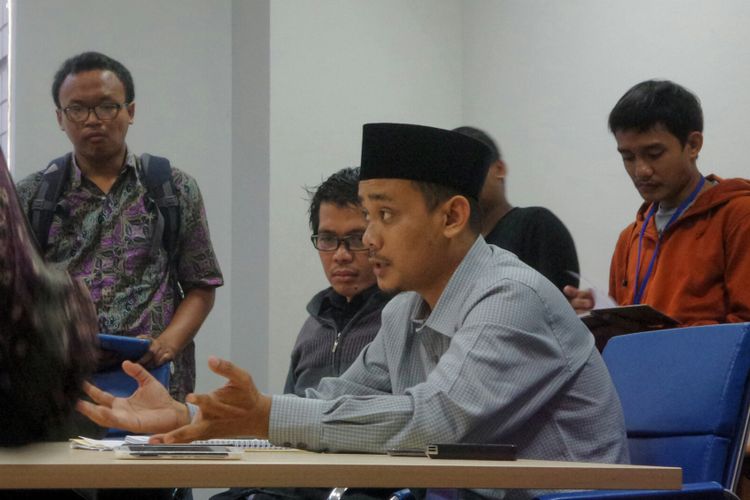 Tenaga Ahli Komisioner Ombudsman RI Ahmad Sobirin saat menerima pengaduan warga Ahmadiyah Desa Manislor, Jawa Barat, di kantor Ombudsman RI, Jakarta Selatan, Senin (24/7/2017).