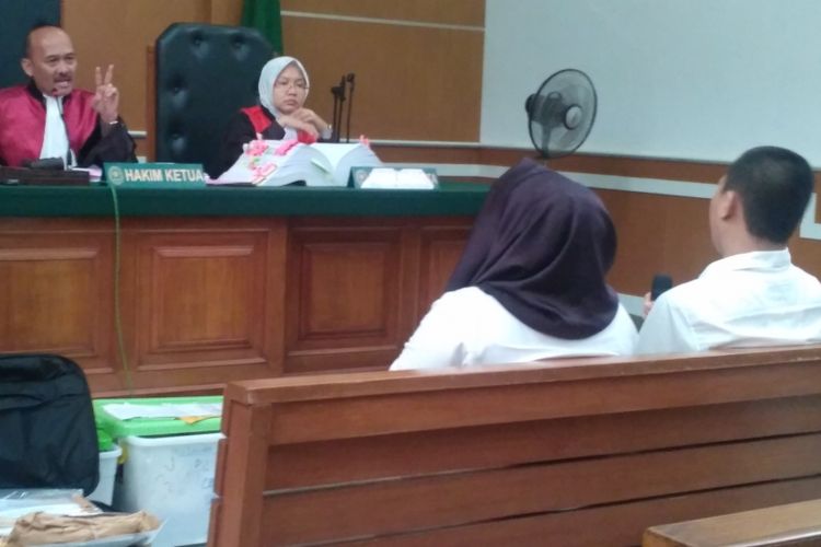 Direktur Utama First Travel Andika Surachman dan Direktur First Travel Anniesa Hasibuan dalam sidang di Pengadilan Negeri Depok, Senin (23/4/2018).