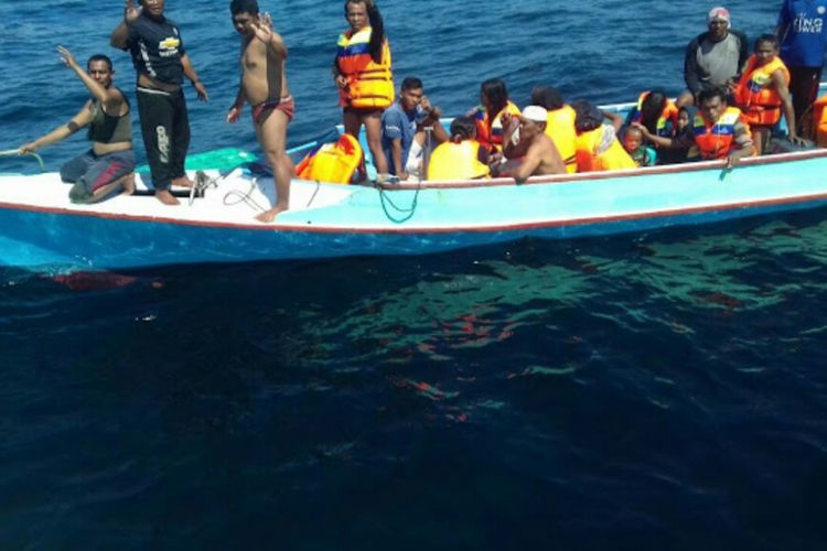Warga saat mengevakuasi korban kapal tenggelam(KOMPAS.Com/Syarifudin) 