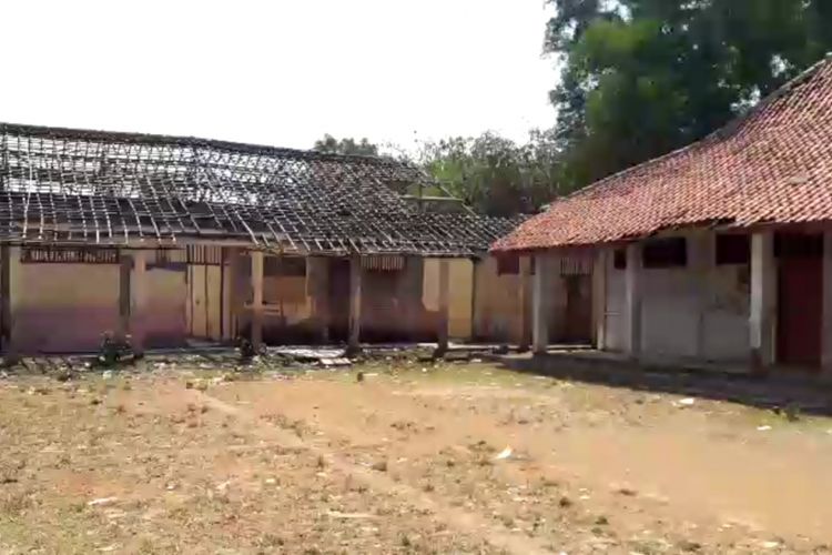 Bangunan Sekolah SD Ridogalih 01, Kecamatan Cibarusah, Kabupaten Bekasi yang rusak berat, Rabu (12/9/2018).