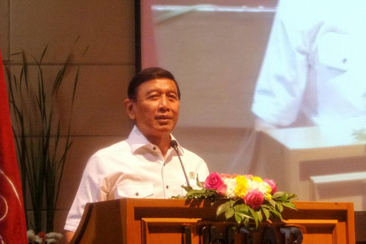 Menteri Koordinator Bidang Politik, Hukum dan Keamanan Wiranto saat memberikan kuliah umum terkait program bela negara di Universitas Tarumanagara, Jakarta Barat, Selasa (5/9/2017). 