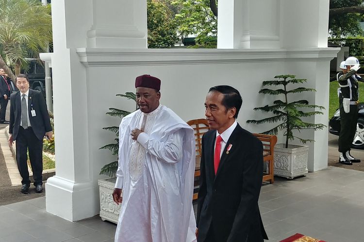 Presiden Joko Widodo menerima kunjungan Kenegaraan Presiden Republik Niger Mahamadou Issoufou, di Istana Merdeka, Jakarta, Senin (16/10/2017).