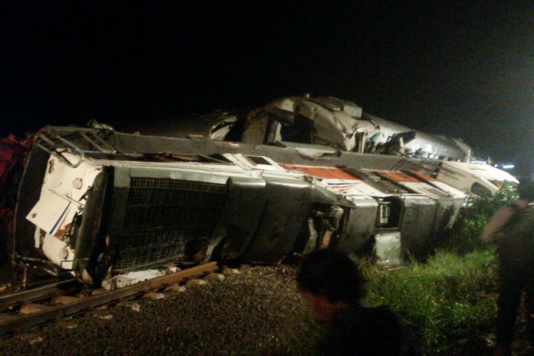 Inilah kondisi lokomotif Kereta Sancaka tujuan Yogyakarta-Surabaya yang terguling pasca menabrak truk trailer di perlintasan kereta tanpa palang pintu di Desa Sambirejo, Kecamatan Mantingan, Kabupaten Ngawi, Jawa Timur, Jumat ( 6 / 4 / 2018) malam. 