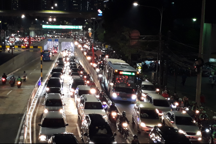 Penumpukan kendaraan bermotor terjadi ujung underpass Mampang-Kuningan dari Kuningan atau Jalan HR Rasuna Said menuju ke arah Mampang pada jam pulang kerja, Rabu (11/4/2018).