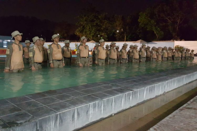 Bupati Madiun, Kaji Mbing bersama seluruh kepala dinas, opd dan camat mengikuti pelatihan militer dengan berendam di air di Markas Marinir TNI Angkatan Laut di Surabaya, Jawa Timur. 