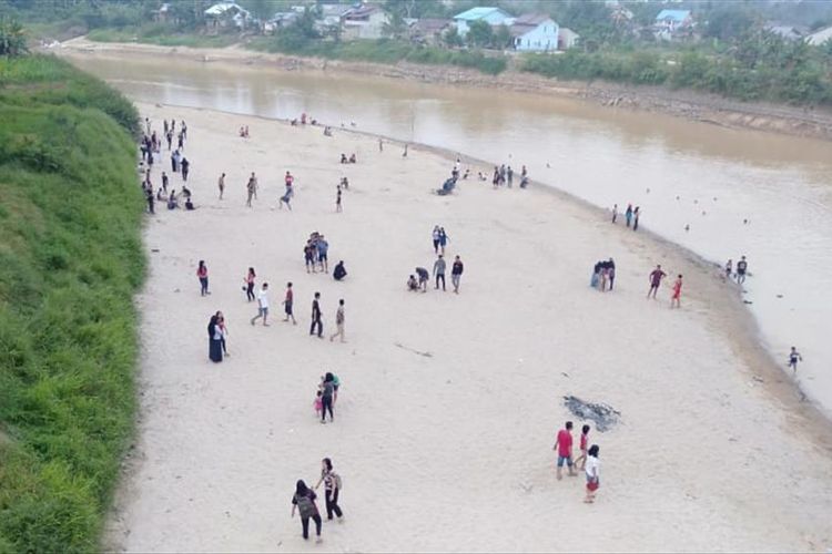 Ratusan warga tampak menyemuti Sungai Landak, di Kecamatan Ngabang, Kabupaten Landak, Kalimantan Barat, Kamis (15/8/2019).