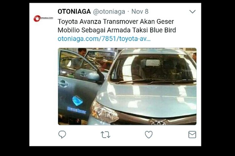 Gambar yang memperlihatkan sebuah mobil Toyota Transmover dengan warna dan logo khas Blue Bird tengah dirakit di sebuah pabrik.