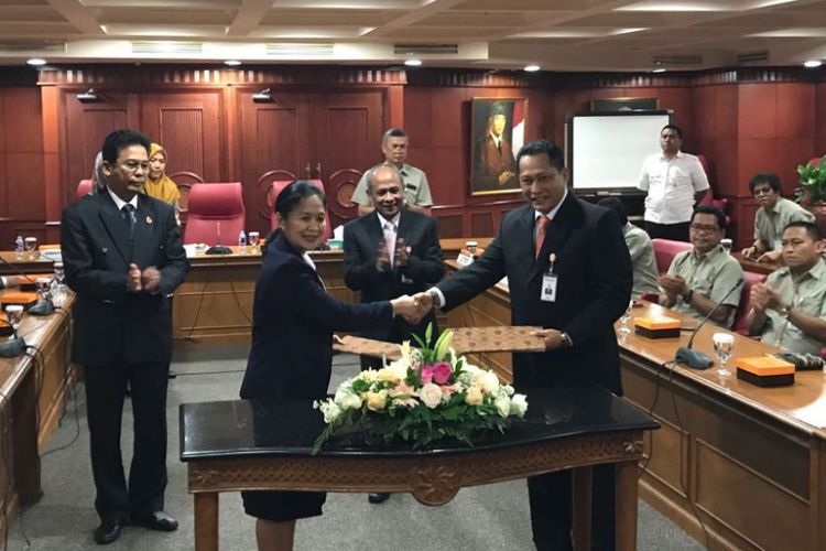 Direktur Utama Perum Bulog Budi Waseso bersama Jaksa Agung Muda Perdata dan Tata Usaha Negara, Loeke Larasati usai menandatangani kerja sama di kantor Bulog, Jakarta, Selasa (31/7/2018).