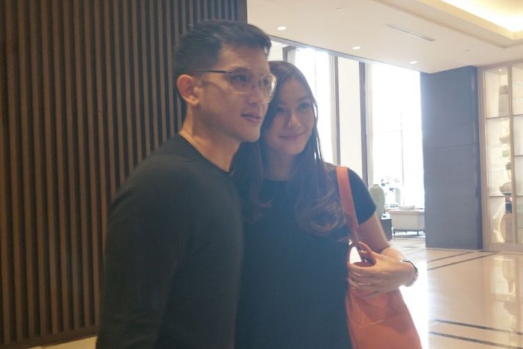 Rezky Aditya gandeng kekasih baru saat menghadiri perayaan ulang tahun pertama anak bungsu Nia Ramadhani di Hotel Fairmont, Jakarta Selatan, Sabtu (12/5/2018).
