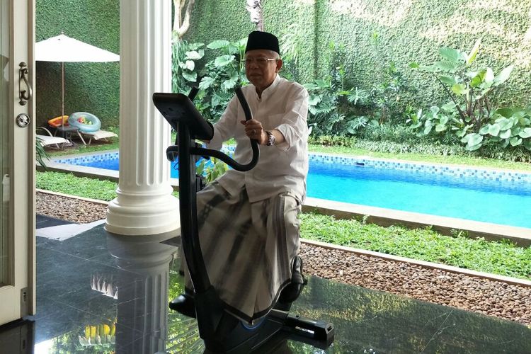 Calon wakil presiden nomor urut 01 Maruf Amin bersepeda di halaman belakang rumahnya sebelum berangkat ke TPS, Rabu (17/4/2019). 