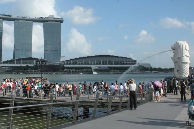 Suasana Merlion Park yang selalu ramai di Singapura.