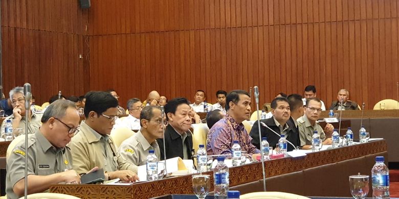 Menteri Pertanian Andi Amran Sulaiman bersama jajarannya di Kementerian Pertanian menghadiri Rapat Kerja  (Raker) bersama Anggota Komisi IV DPR, di Jakarta, Senin (17/6/2019).
