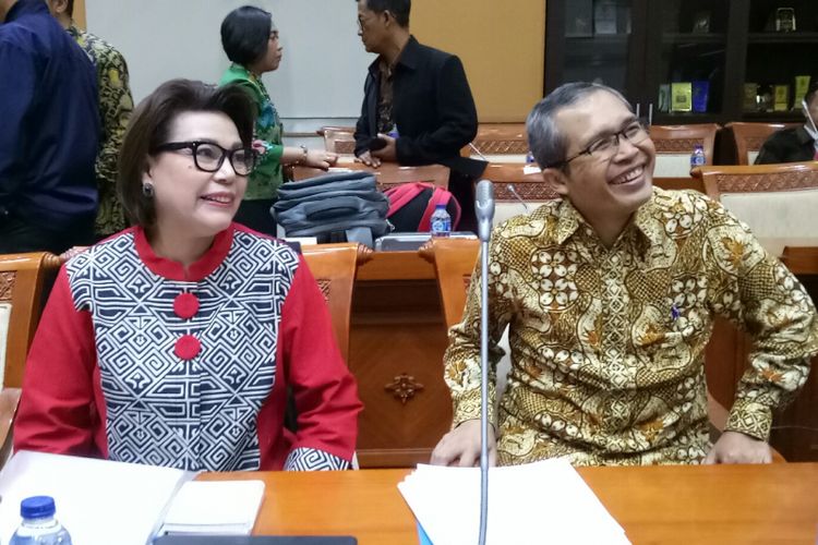 Dua Pimpinan KPK Basaria Panjaitan dan Alexander Marwata di Kompleks Parlemen, Senayan, Jakarta (12/9/2017)
