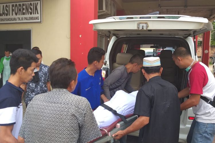 Jenazah Marpel (10) saat berada di rumah sakit Bhayangkara Palembang, Sumatera Selatan, Senin (10/6/2019). Korban sebelumnya tewas lantaran diduga keracunan asap mesin genset yang dimasukkan ke dalam rumah.
